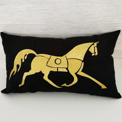 Coussin Noir brodé cheval Doré
